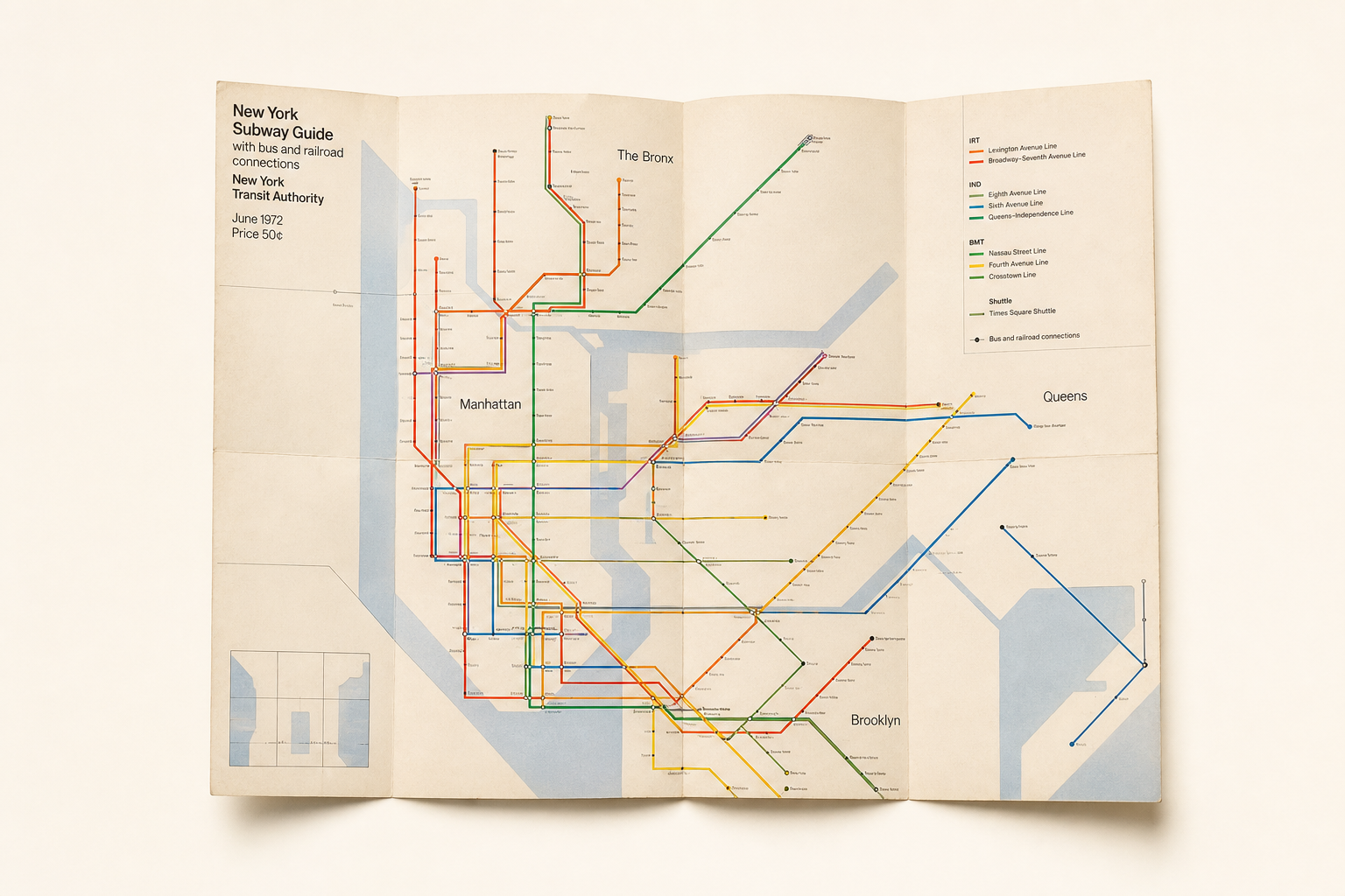 Leichte redaktionelle Illustration mit gefaltetem U-Bahn-Guide, feinen geraden Linien in Rot, Gelb, Blau und Grün sowie viel Papierweiß im Geist der NYCTA-Subway-Map von 1972